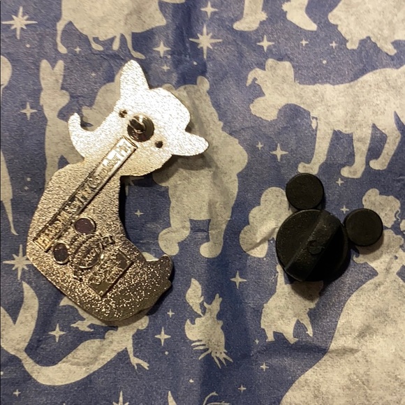 Disney Pirate Donald Duck Pin - Picture 2 of 2